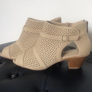 Easy Street open toe carrigan gored buckle with back zipper heel sandal.